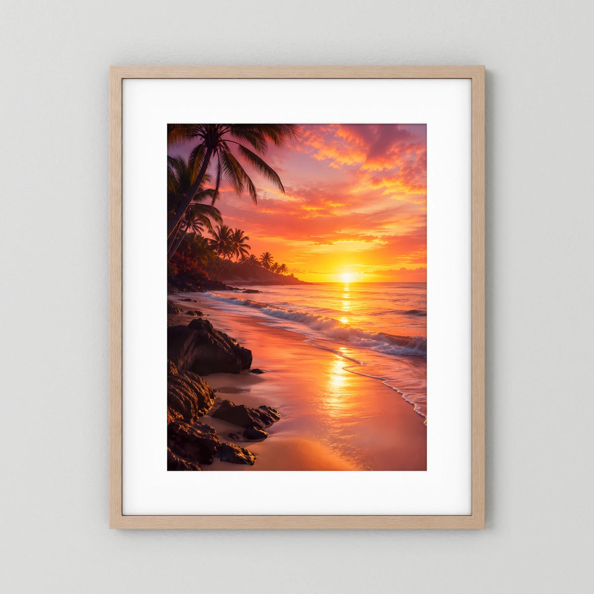 Hochformat-Poster tropischer Strand bei Sonnenuntergang, Palmen am Ufer, Holzrahmen mit weißem Rand