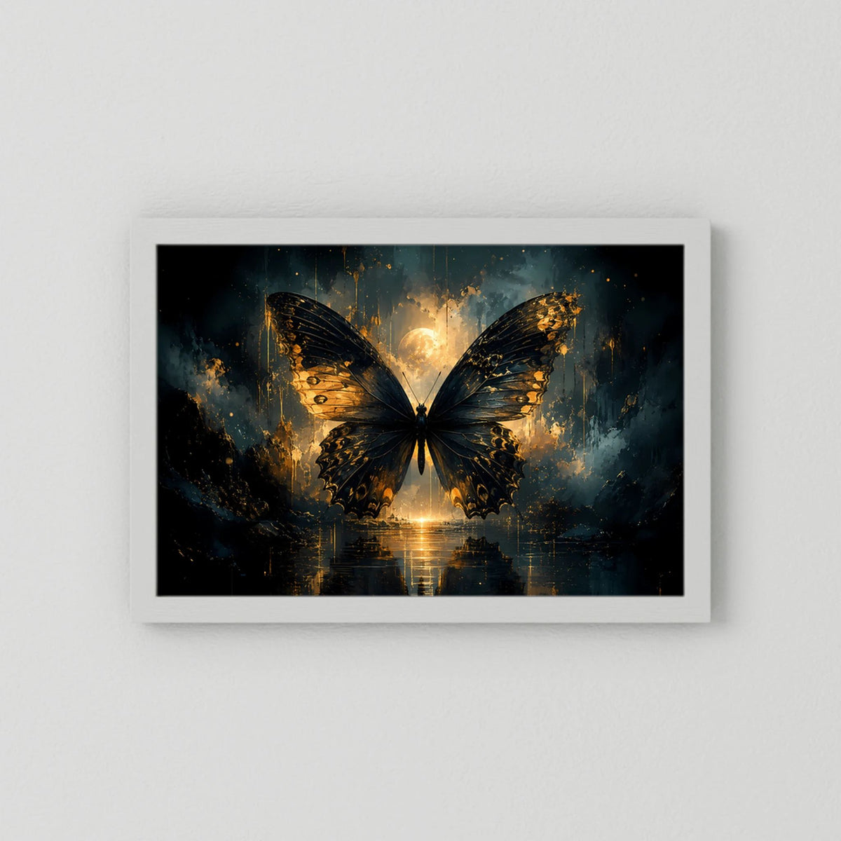 Wandposter im weißen Rahmen mit gold-schwarzen Schmetterflügeln