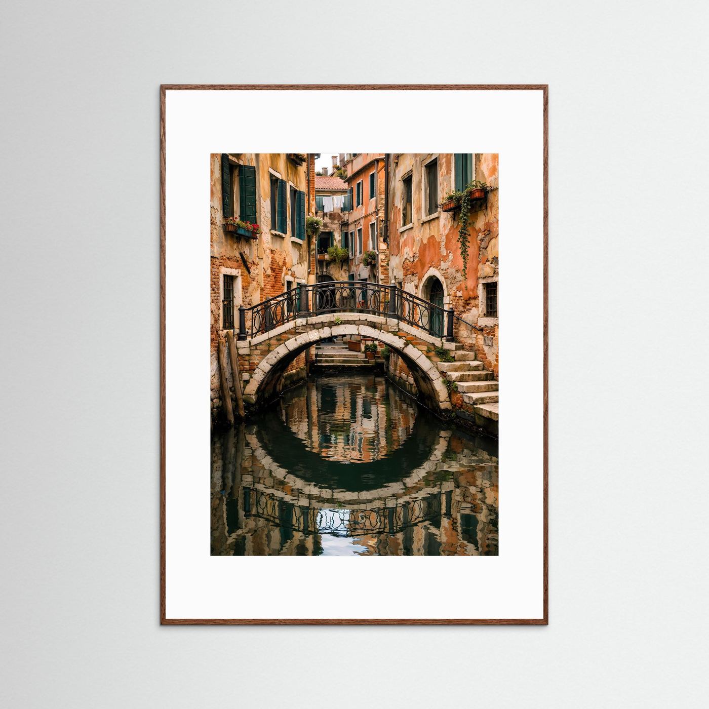 Kunstposter im Hochformat mit Kanal und Steinbrücke, brauner Holzrahmen