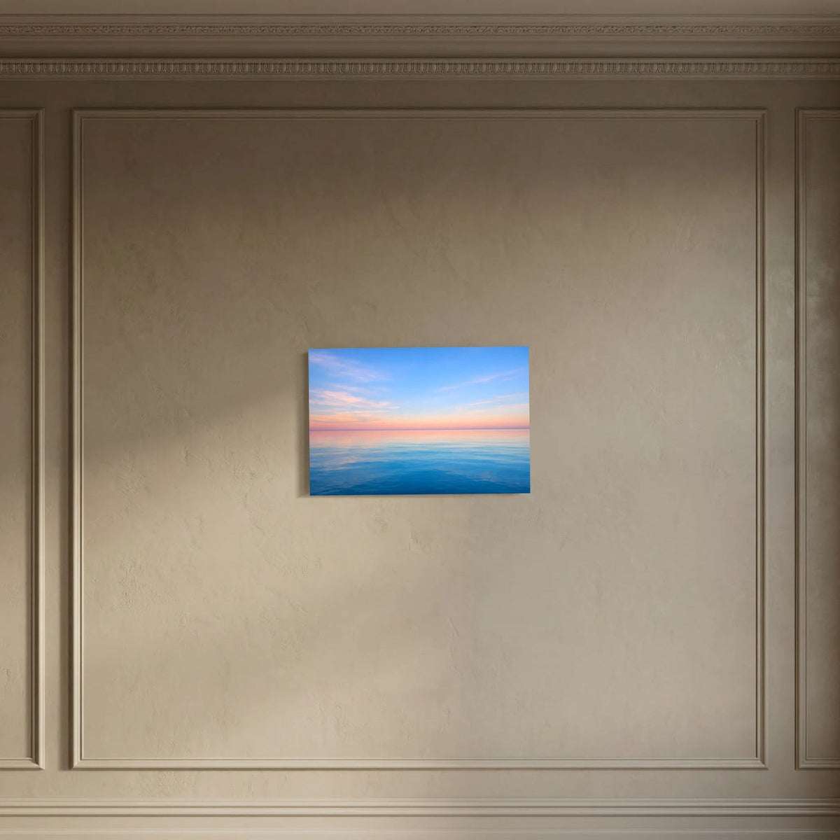 Querformat-Wandbild Meer bei Sonnenuntergang mit Blautönen und Pastellwolken, blau eingefasst