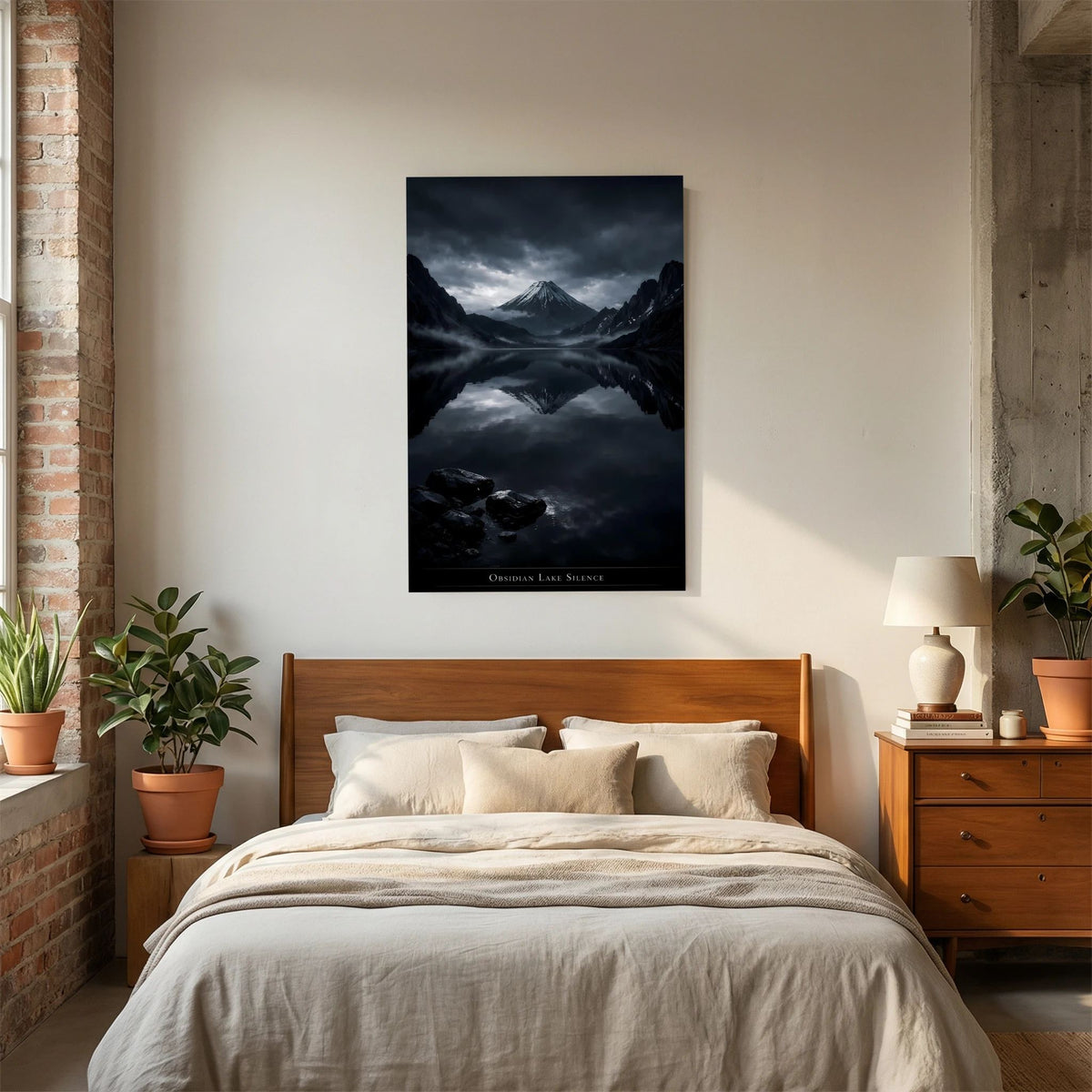 Wandposter im Schlafzimmer: Vulkan und Bergsee, Reflexion im Wasser unter dunklen Wolken