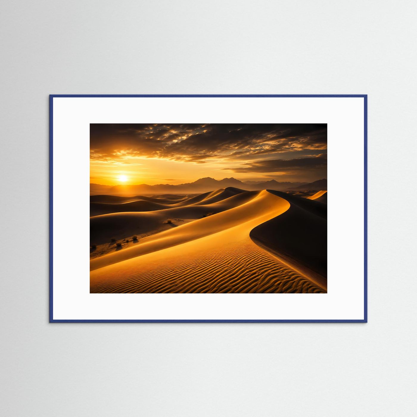Poster mit Wüstenlandschaft im Sonnenuntergang, blau gerahmt, Querformat