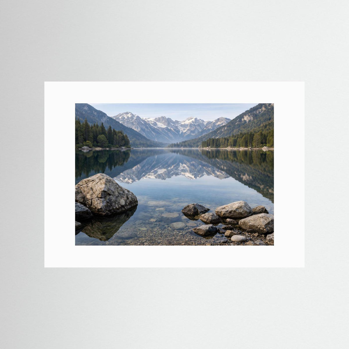 Poster im Querformat mit weißem Passepartout und Bergsee-Spiegelung.