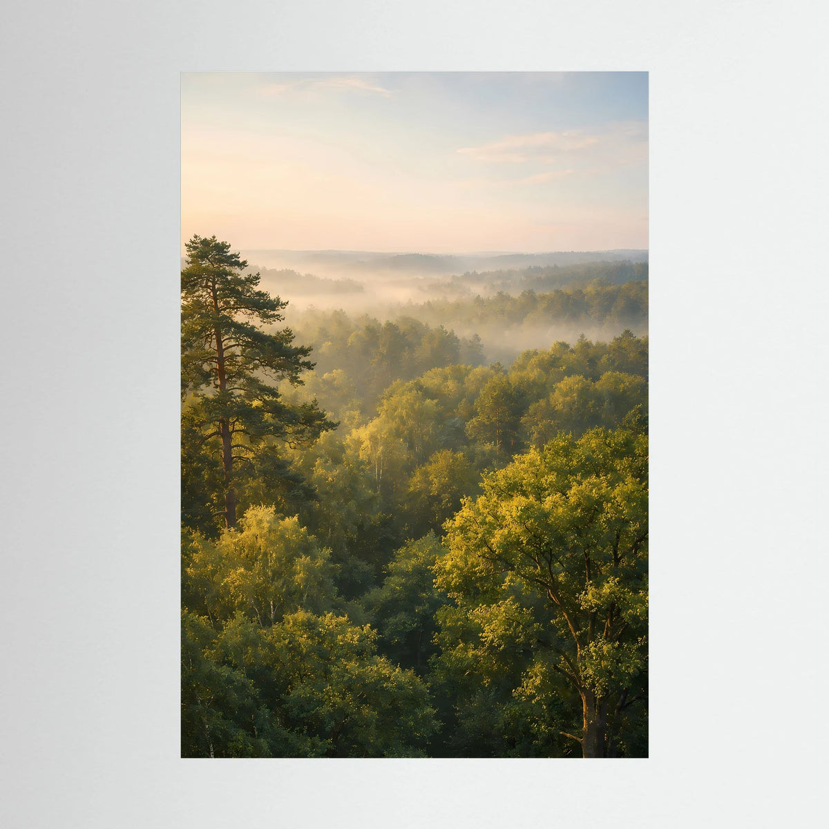 Hochformatposter mit Waldlandschaft und goldenen Morgennebeln, hochformatig