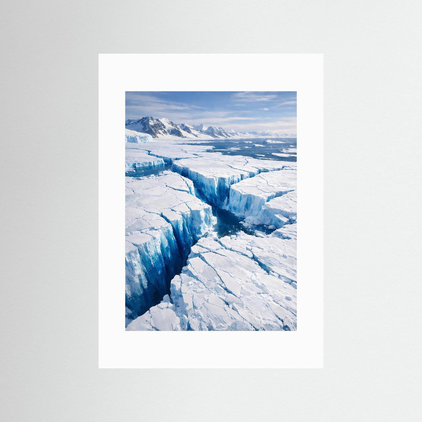 Arktis-Gletscherposter mit Eisbergen in Blau und Weiß, Hochformat mit weißem Passepartout