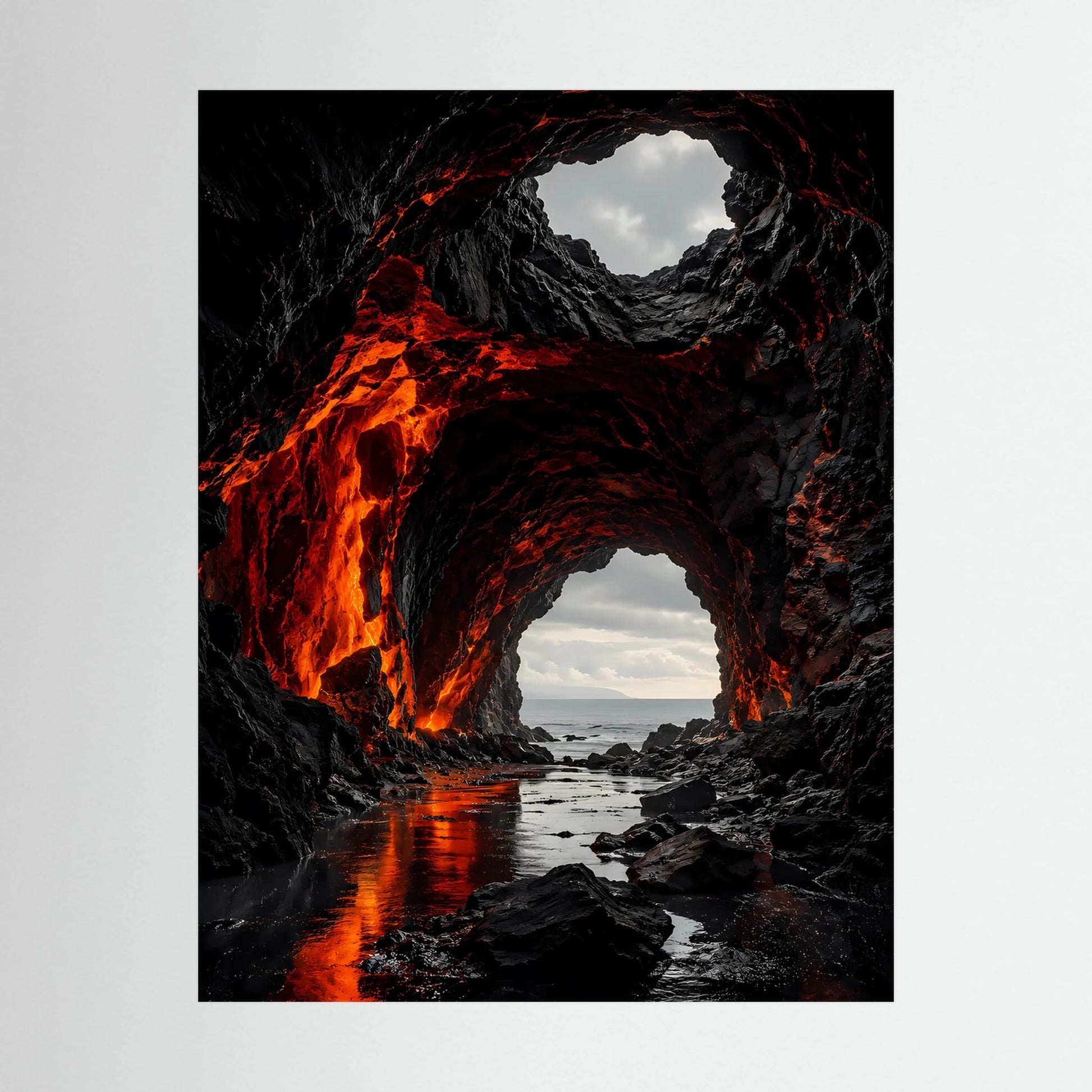 Vertikales Poster, Nahansicht: Lavahöhle mit orange-rotem Flammenbogen und Wasser am Rand
