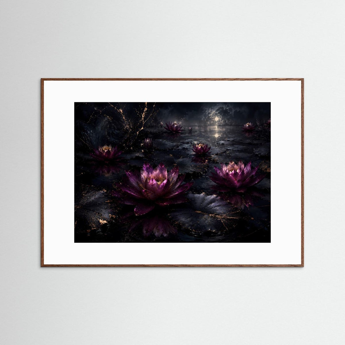 Wandbild mit violetten Seerosen im dunklen Wasser, brauner Holzrahmen, weißer Rand