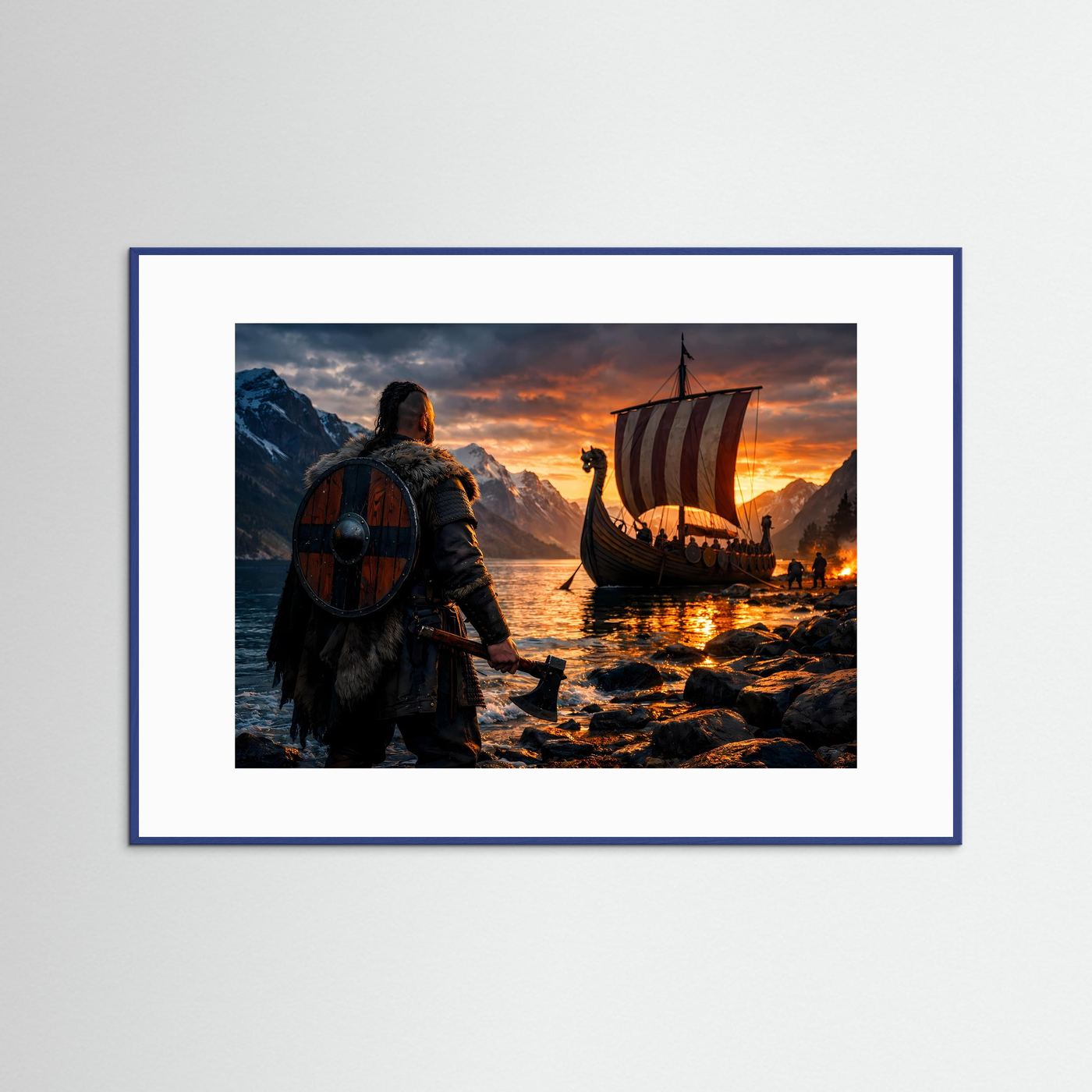 Gerahmter Querformat-Kunstdruck mit blauem Rahmen: Wikingerkrieger mit Schild, Segelschiff im Hafen.