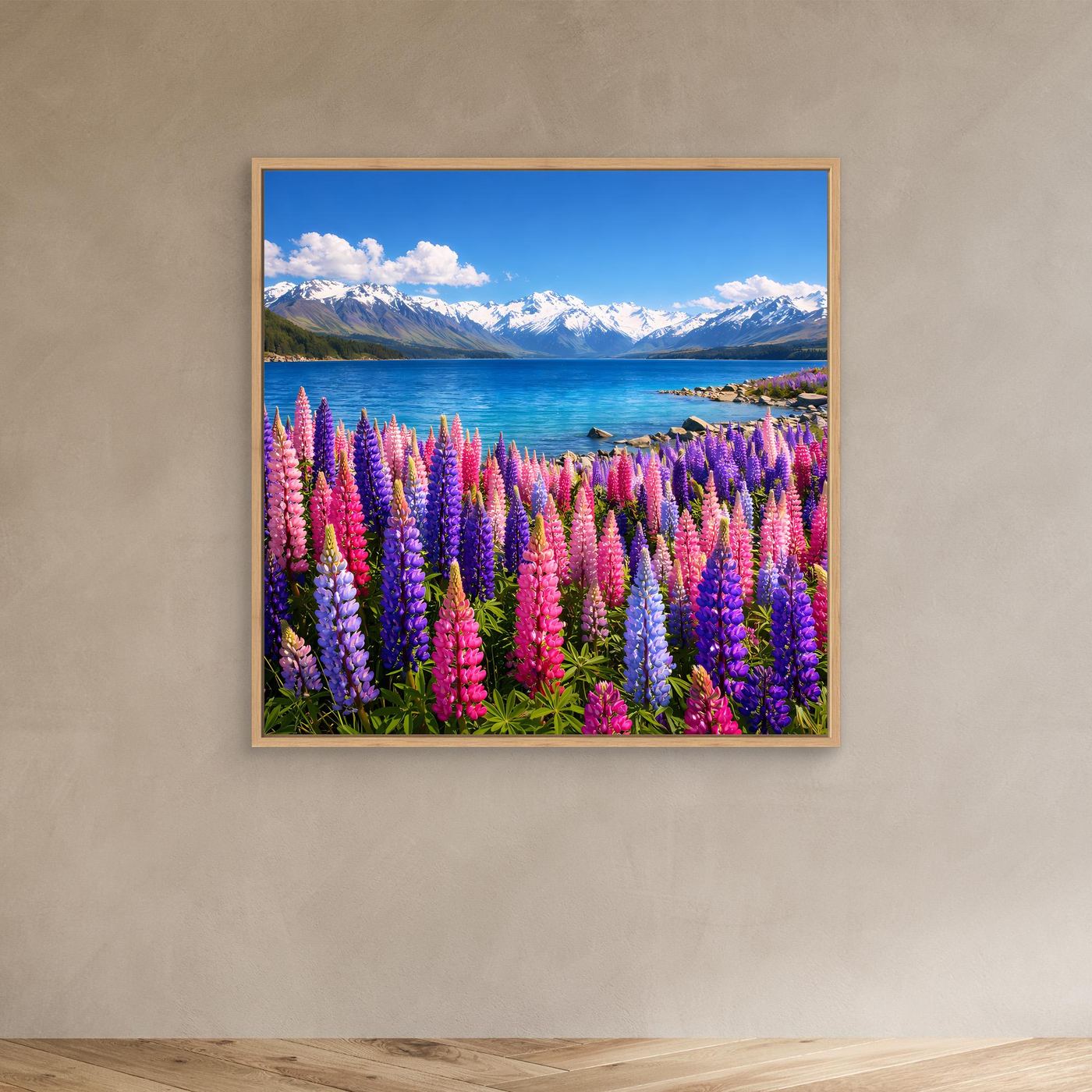 Leinwandbild mit bunten Lupinen am Bergsee im Eichenholz-Rahmen
