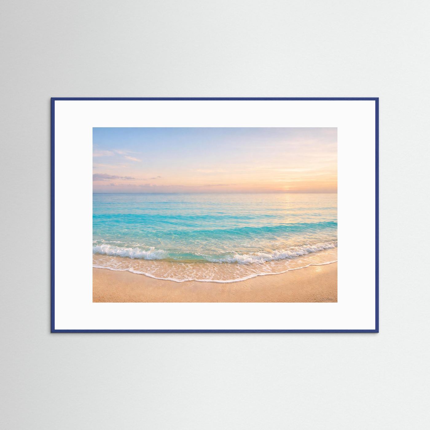Poster mit Strand bei Sonnenuntergang und türkisfarbenem Meer, blauer Holzrahmen