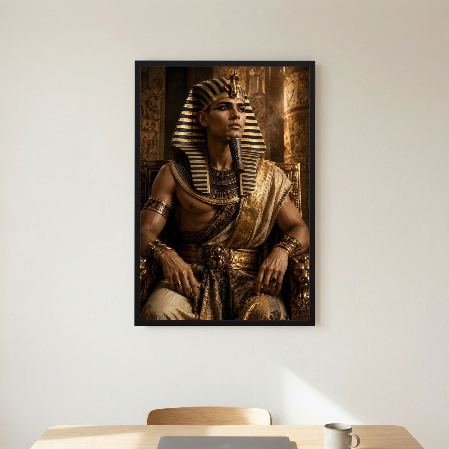 Hochformatiges Wandposter mit schwarzem Rahmen: ägyptischer Pharao in goldfarbenem Gewand