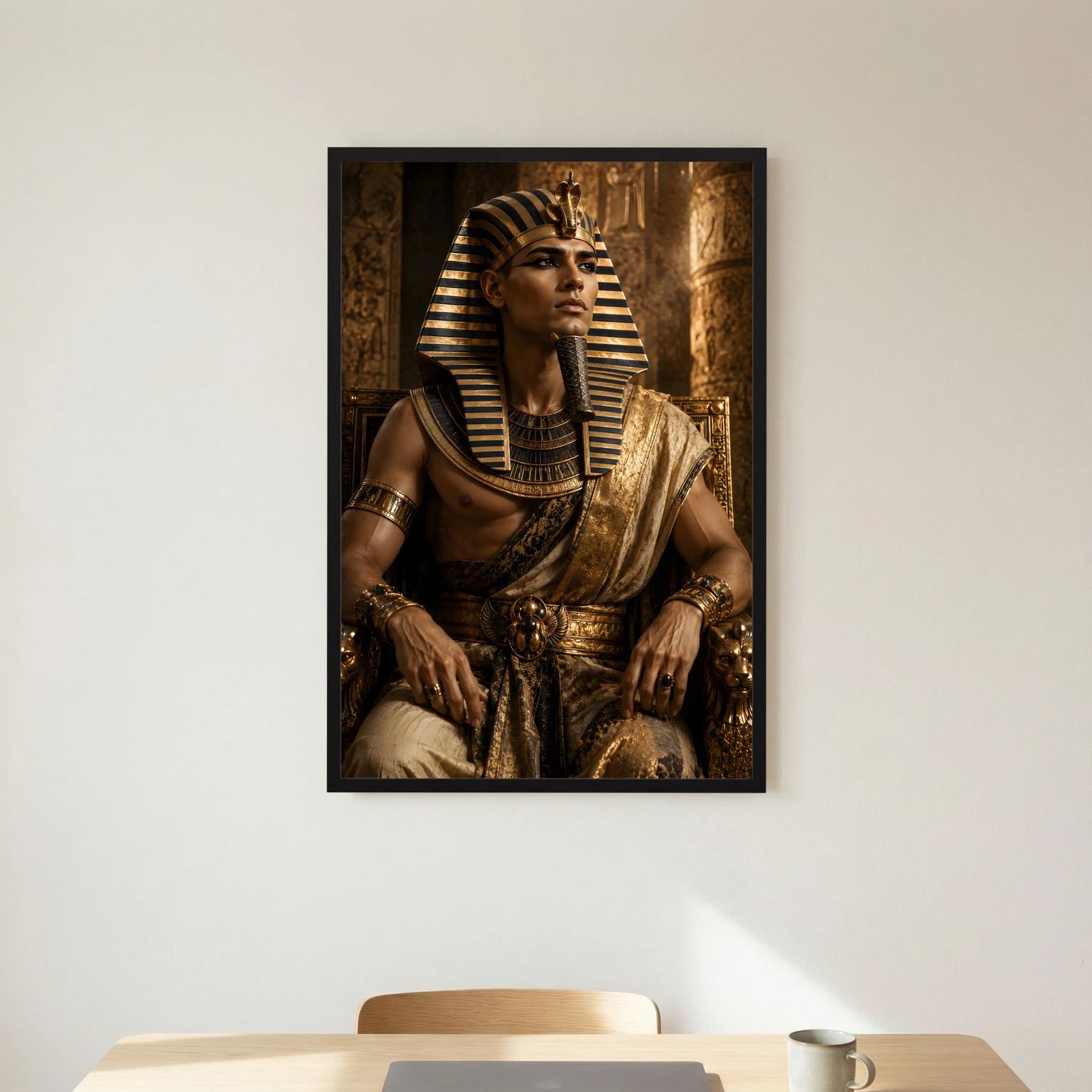 Hochformatiges Wandposter mit schwarzem Rahmen: ägyptischer Pharao in goldfarbenem Gewand