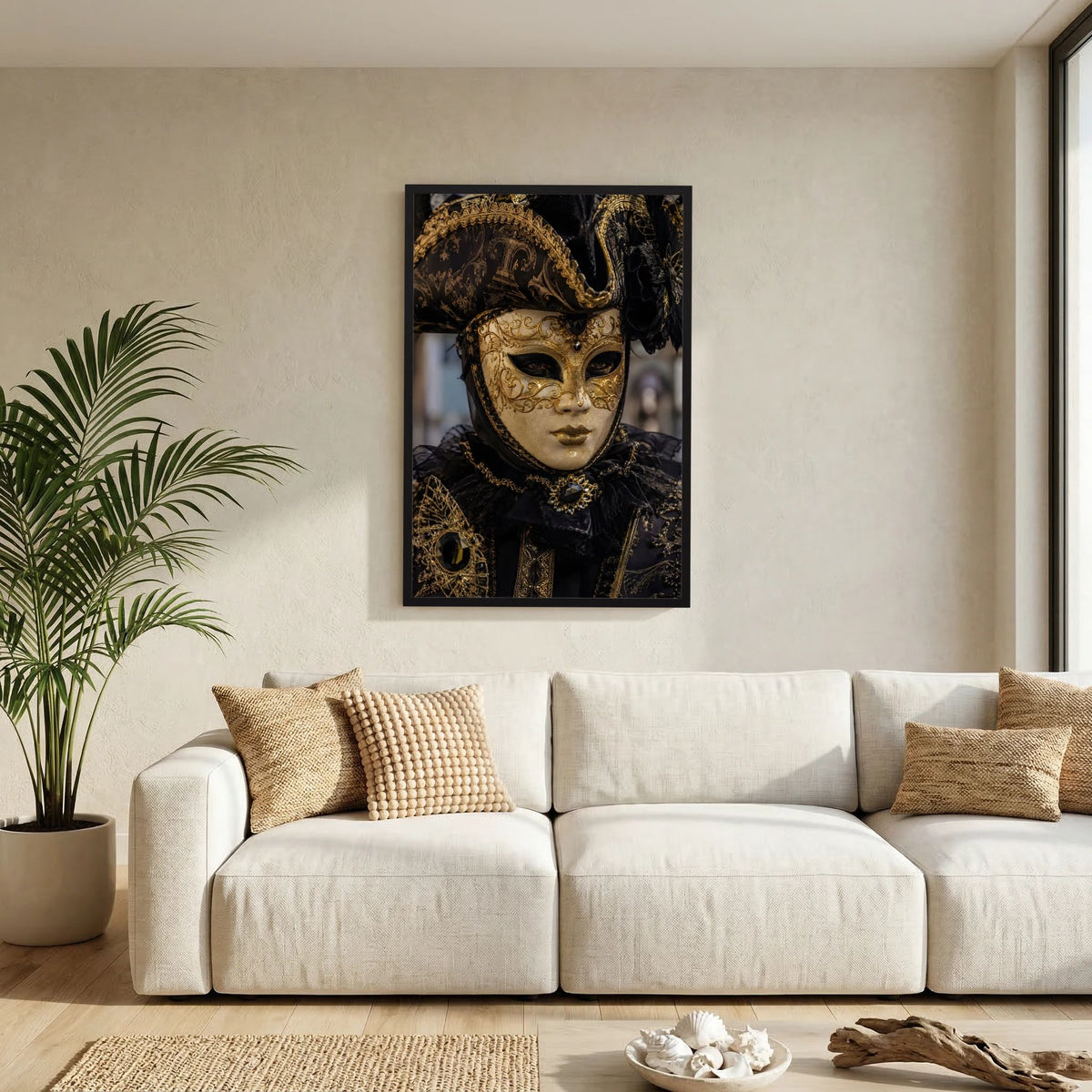 Poster im Hochformat mit venezianischer Maske in Schwarz und Gold im schwarzen Rahmen