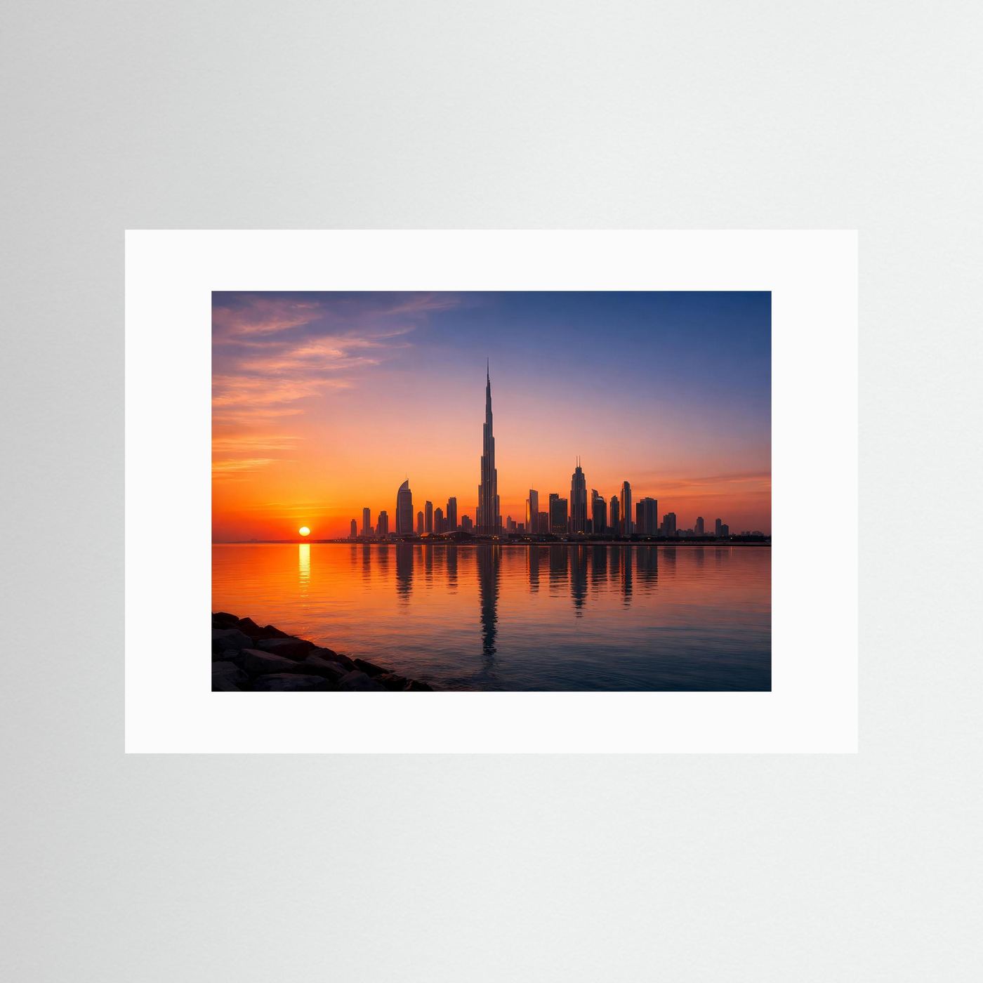 Panoramaposter mit Dubai-Skyline und Sonnenuntergang über Wasser im weißen Passepartout, Querformat