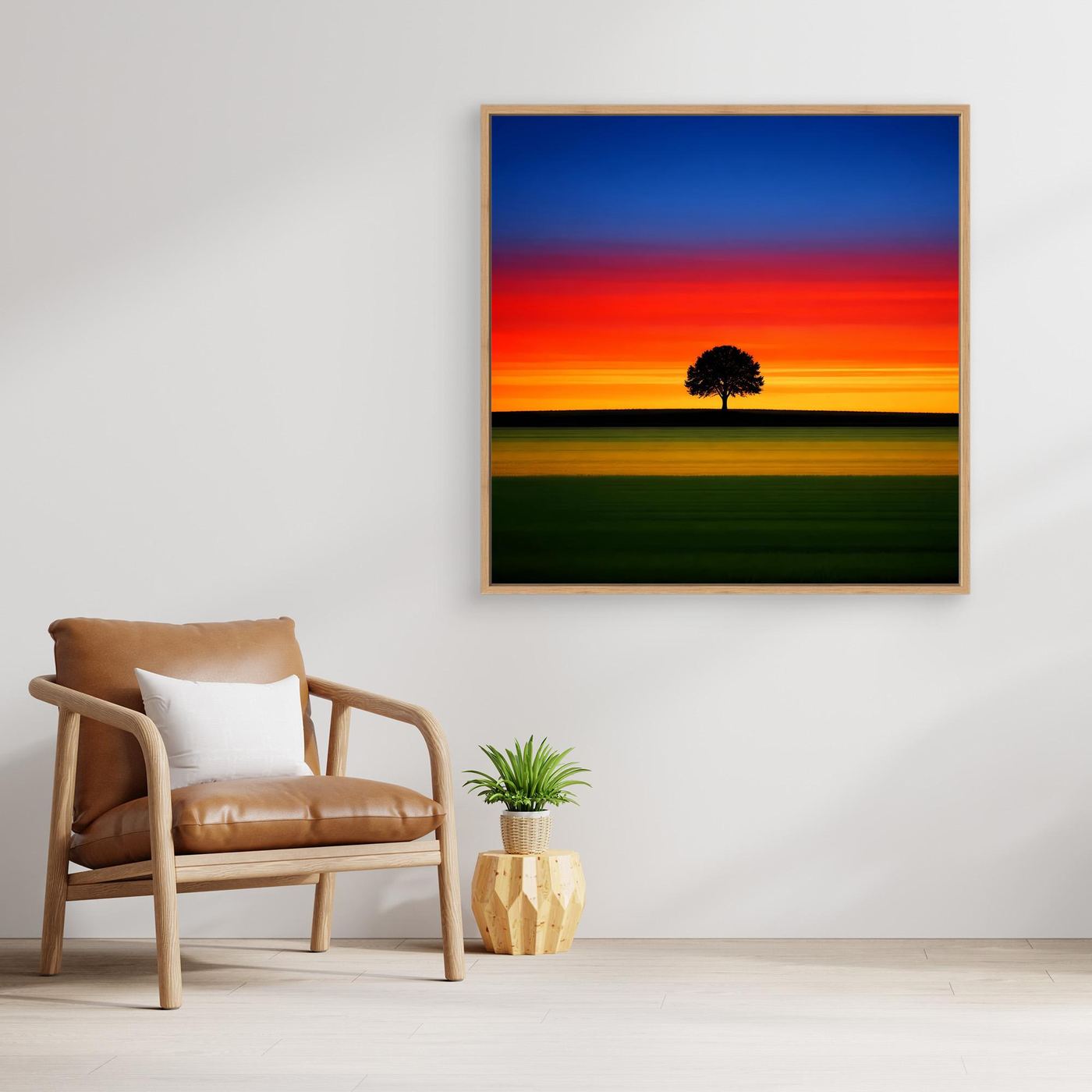 Quadratisches Leinwandbild mit Baumsilhouette in der Mitte und Sonnenuntergangsverlauf mit Streifen.