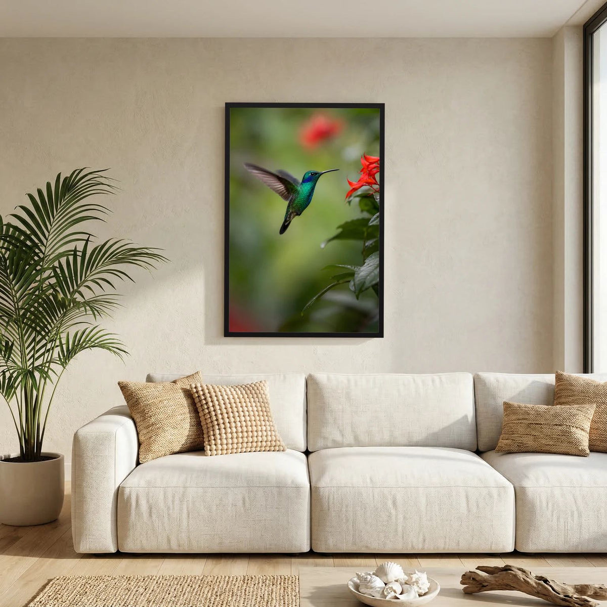Wandposter mit grünem Kolibri im Flug und roten Blüten, schwarzer Rahmen