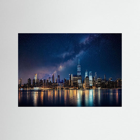 Poster im Querformat mit nächtlicher Skyline und spiegelndem Wasser, Sterne am Himmel