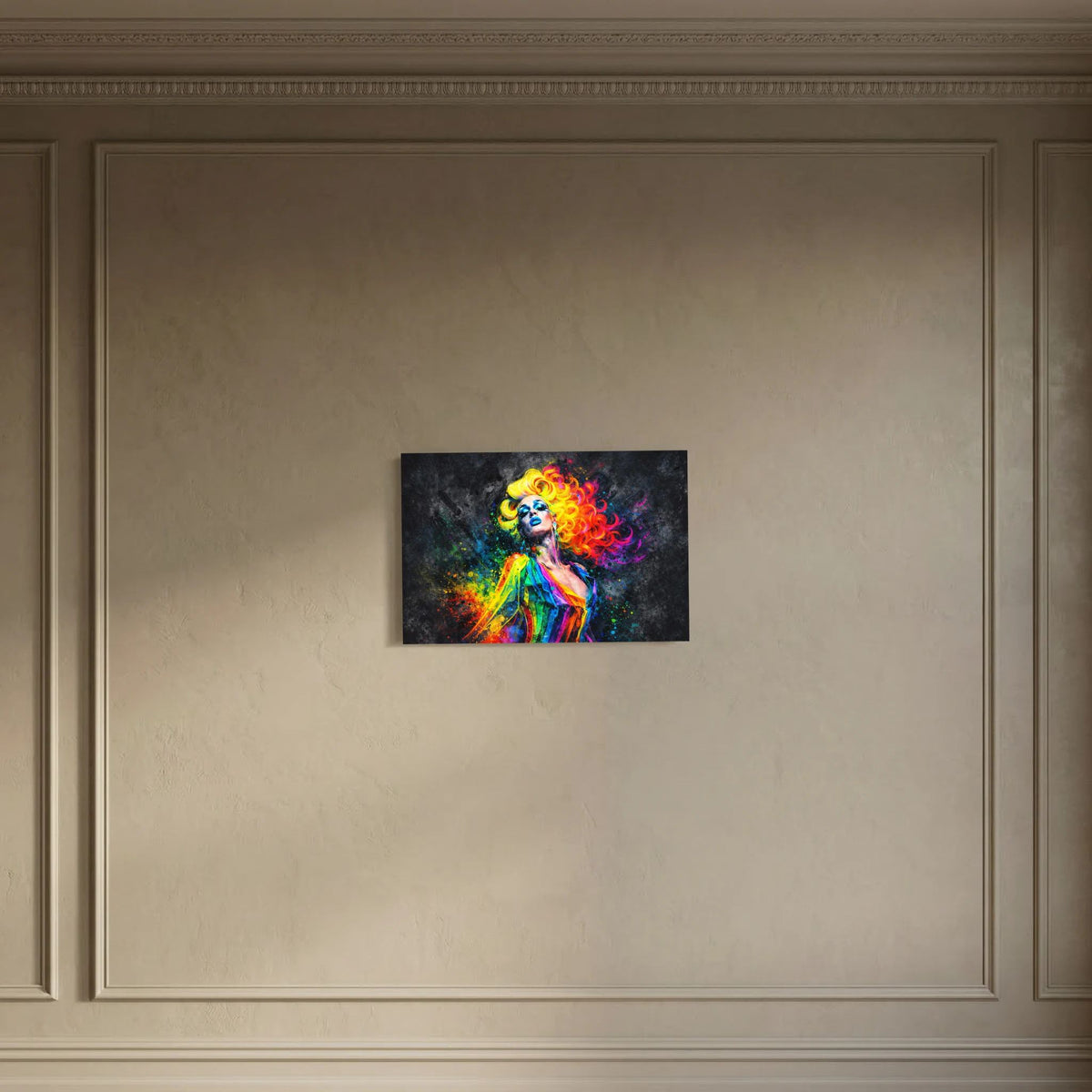 Pop-Art-Wandbild im Querformat: kleine Darstellung einer Frau mit regenbogenfarbenem Haar