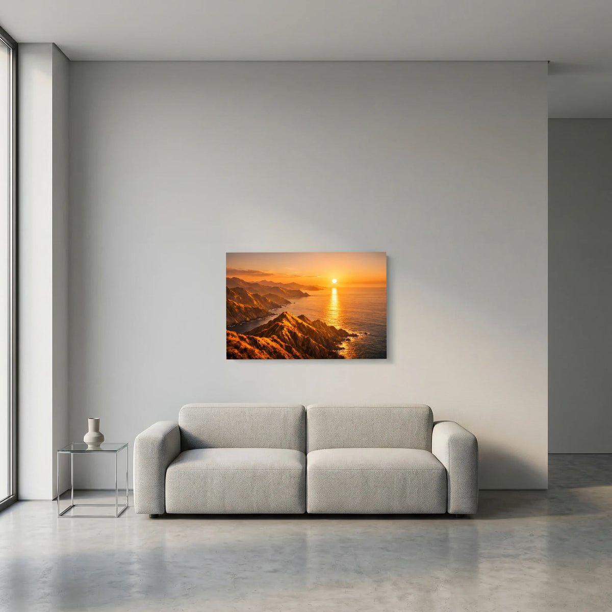 Wandbild mit Sonnenuntergang über Küstenklippen, klein an der Wand über grauem Sofa