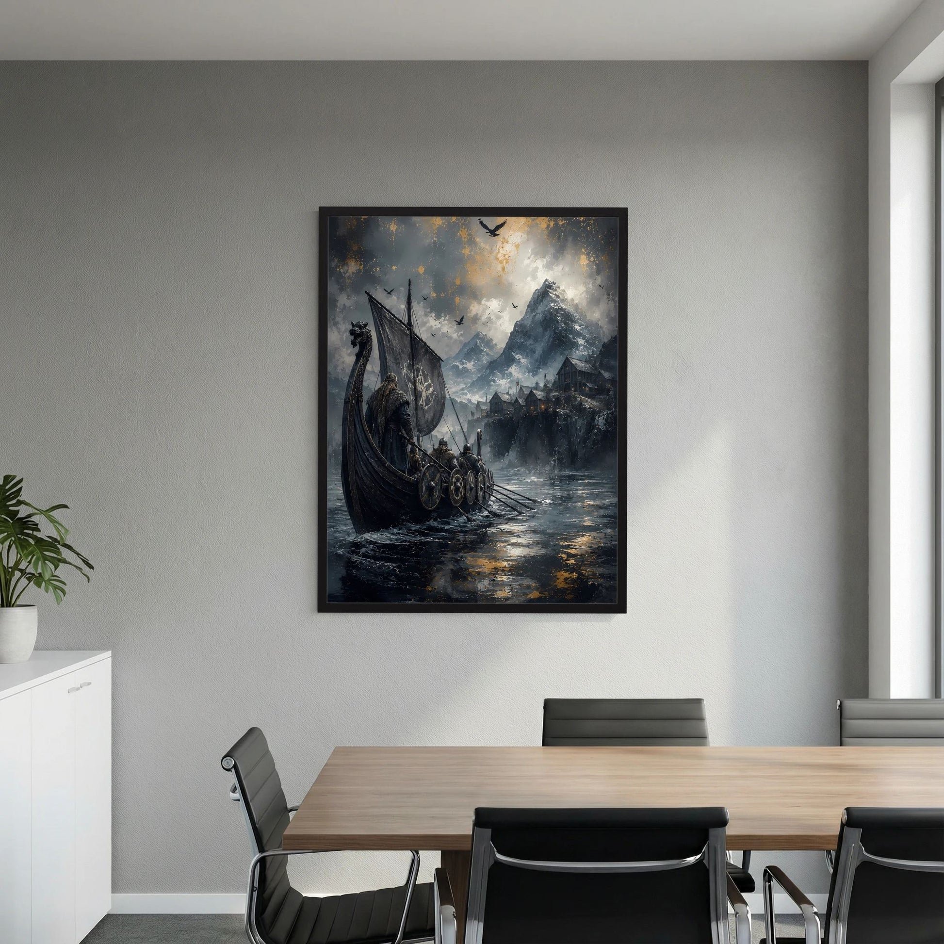 Gerahmtes Hochformat-Poster: Wikinger-Langschiff im dunklen Wasser vor einer Bergwand