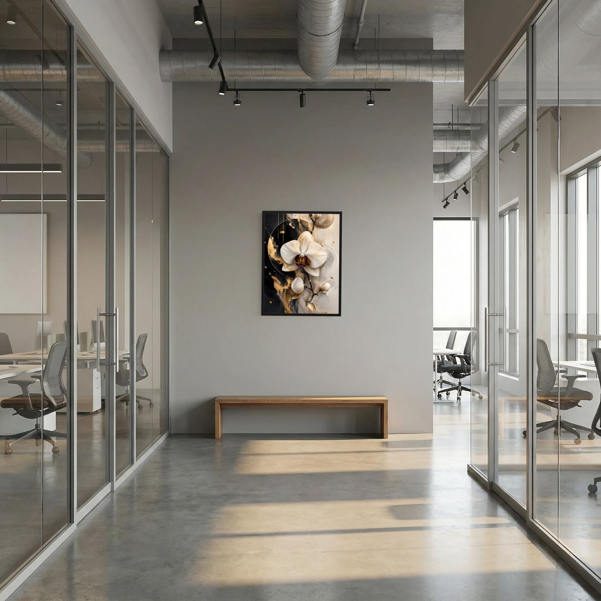 Kleines florales Poster mit weißen Orchideenblüten, Goldakzenten und dunklem Hintergrund im Rahmen