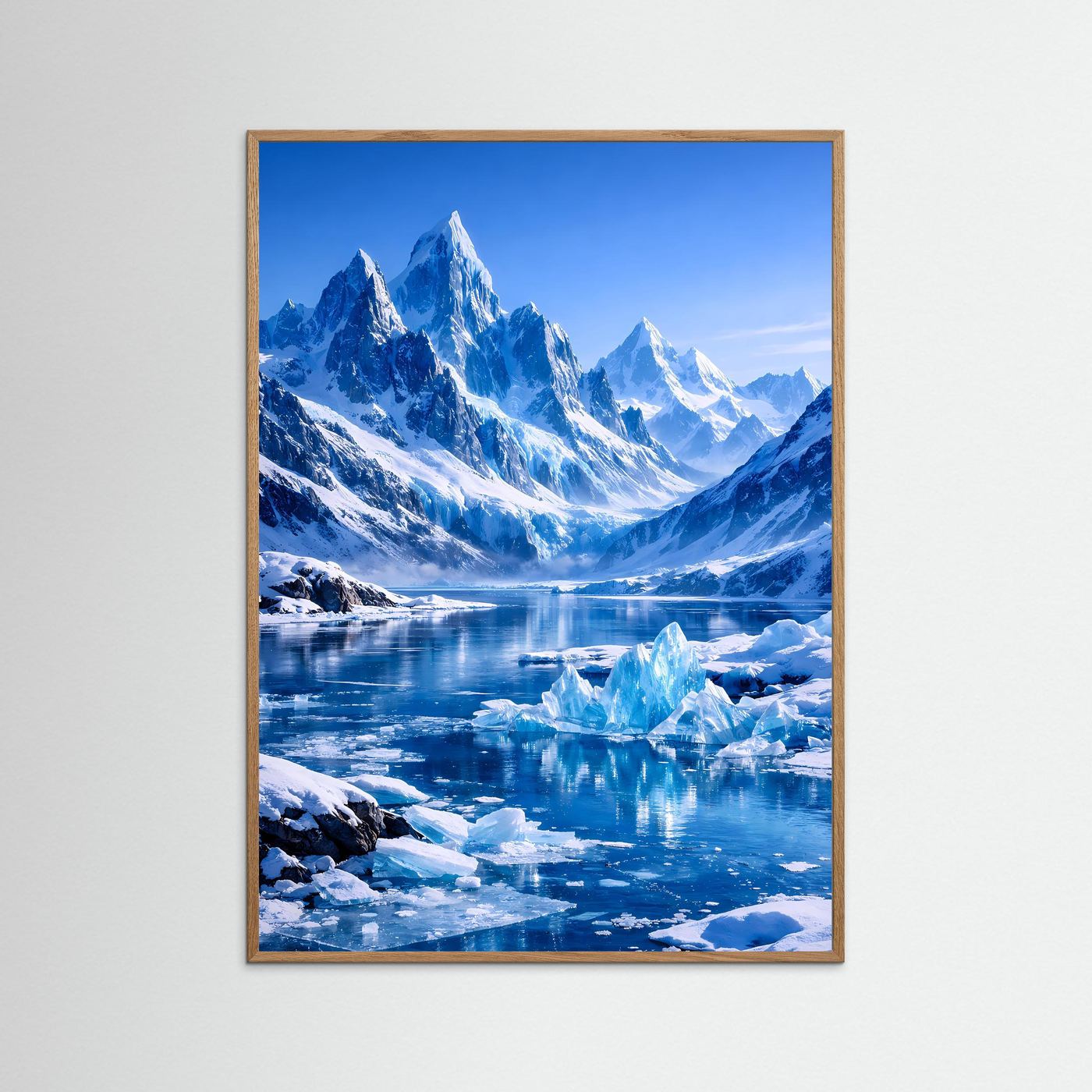 Alpin-Poster im hellen Eichenholzrahmen, Gletscherlandschaft in Blau und Weiß, hochformatig