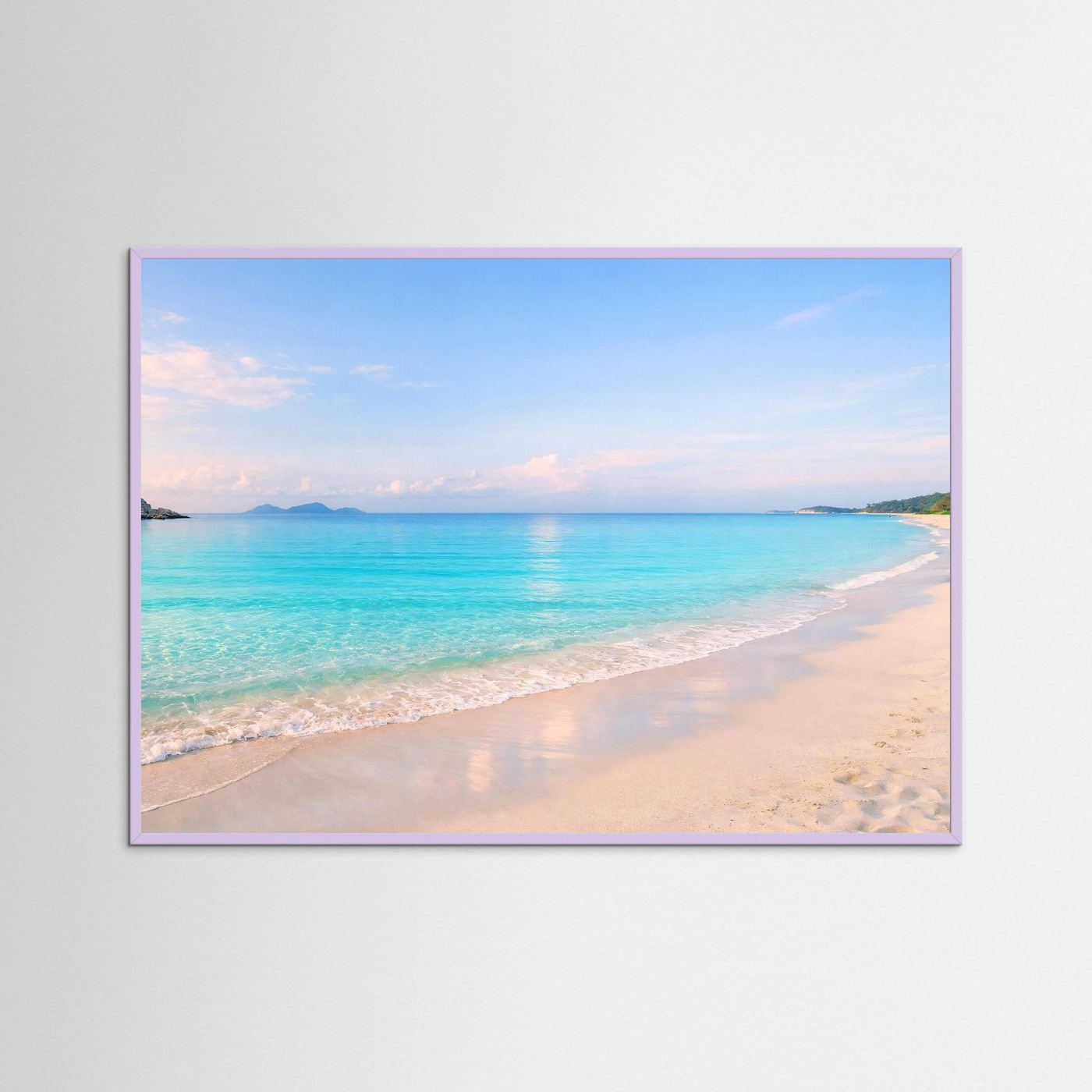 Wandbild mit Strandmotiv: türkisfarbenes Wasser, Sandstrand, violett gerahmt.