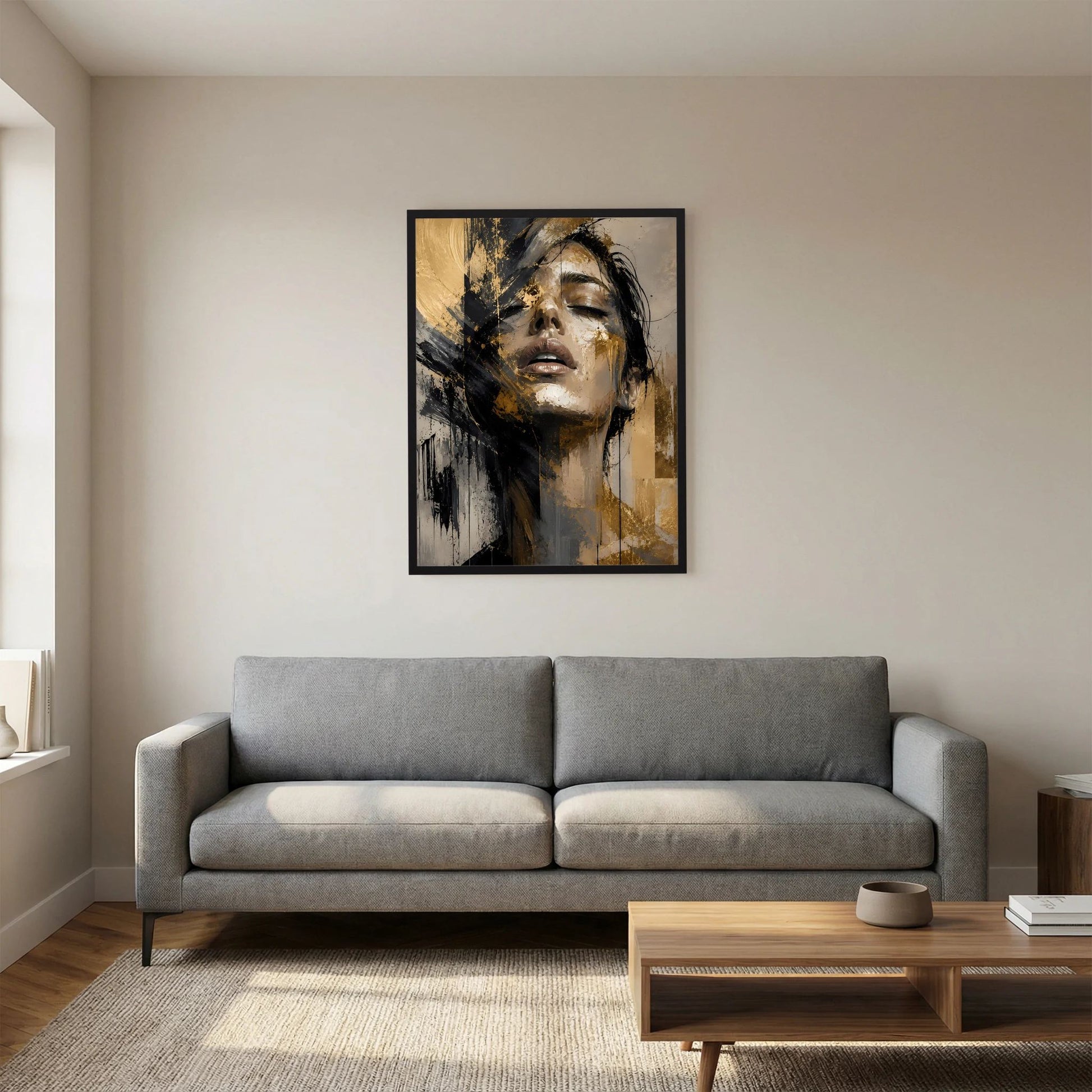 Gerahmtes Poster mit abstraktem Frauenporträt in Gold und Schwarz, Hochformat, mittig an Wand