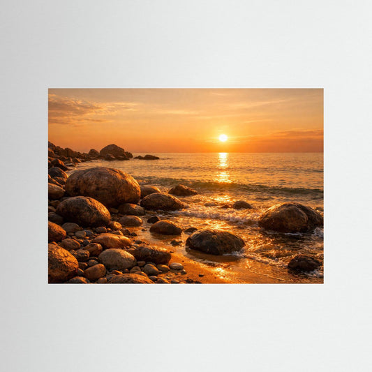 Küsten-Poster mit Rahmen aus hellem Holz, goldene Steine am Strand bei Sonnenuntergang