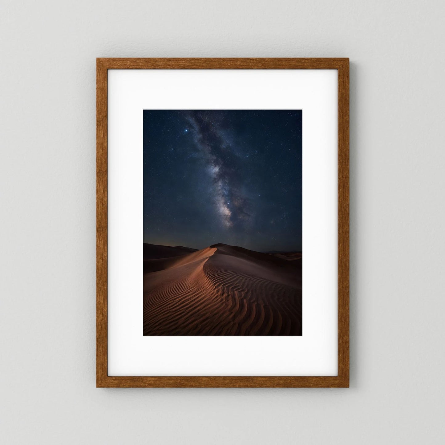 Gerahmtes Hochformatposter: Sanddünen bei Nacht und Milchstraße, sternklarer Himmel, brauner Holzrahmen