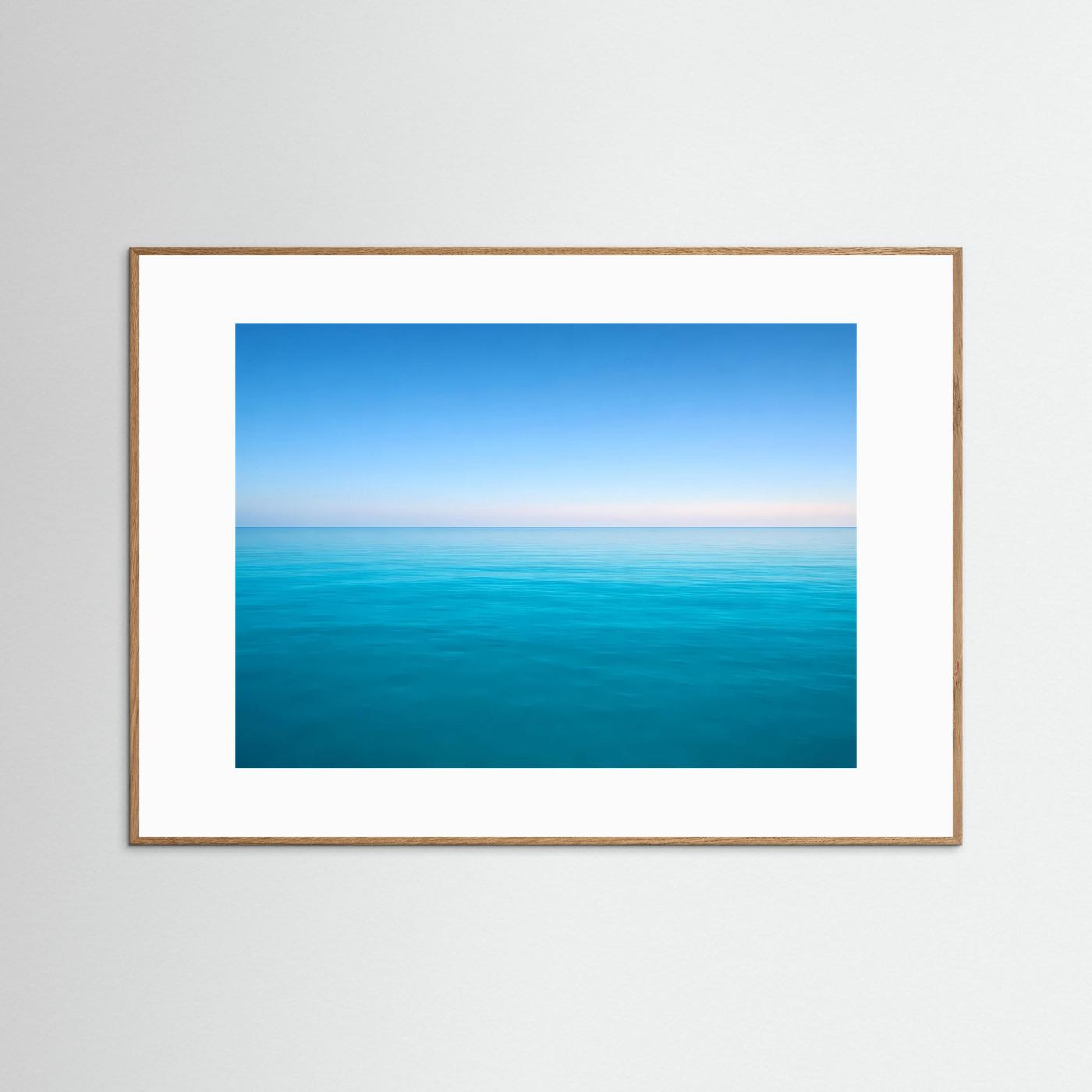 Wandposter mit Meerblick im Querformat, heller Rahmen