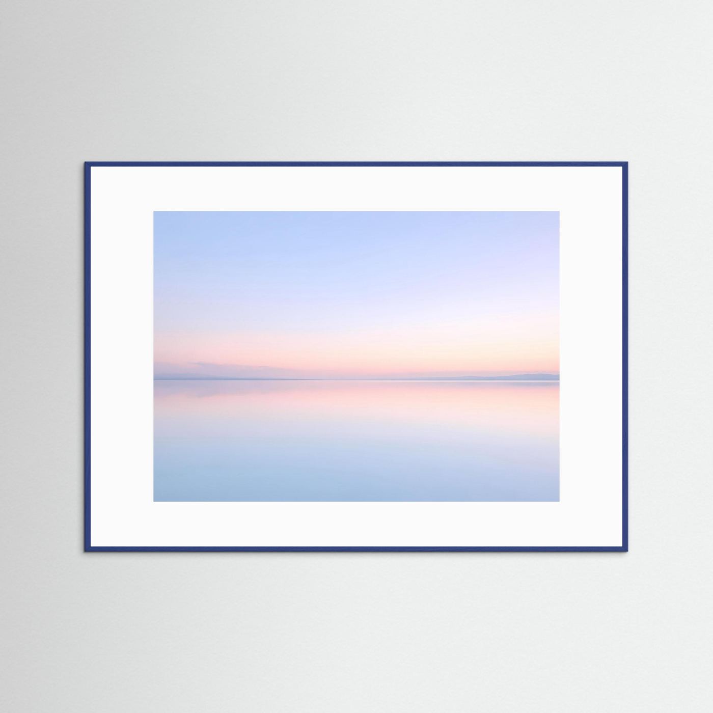 Querformatposter mit pastellfarbener Seespiegelung, blauer Rahmenleiste