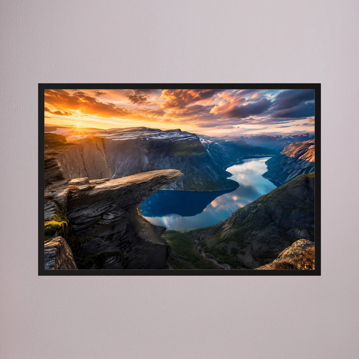 Poster im Querformat: Trolltunga-Felsen am Fjord bei Sonnenuntergang, schwarzer Rahmen