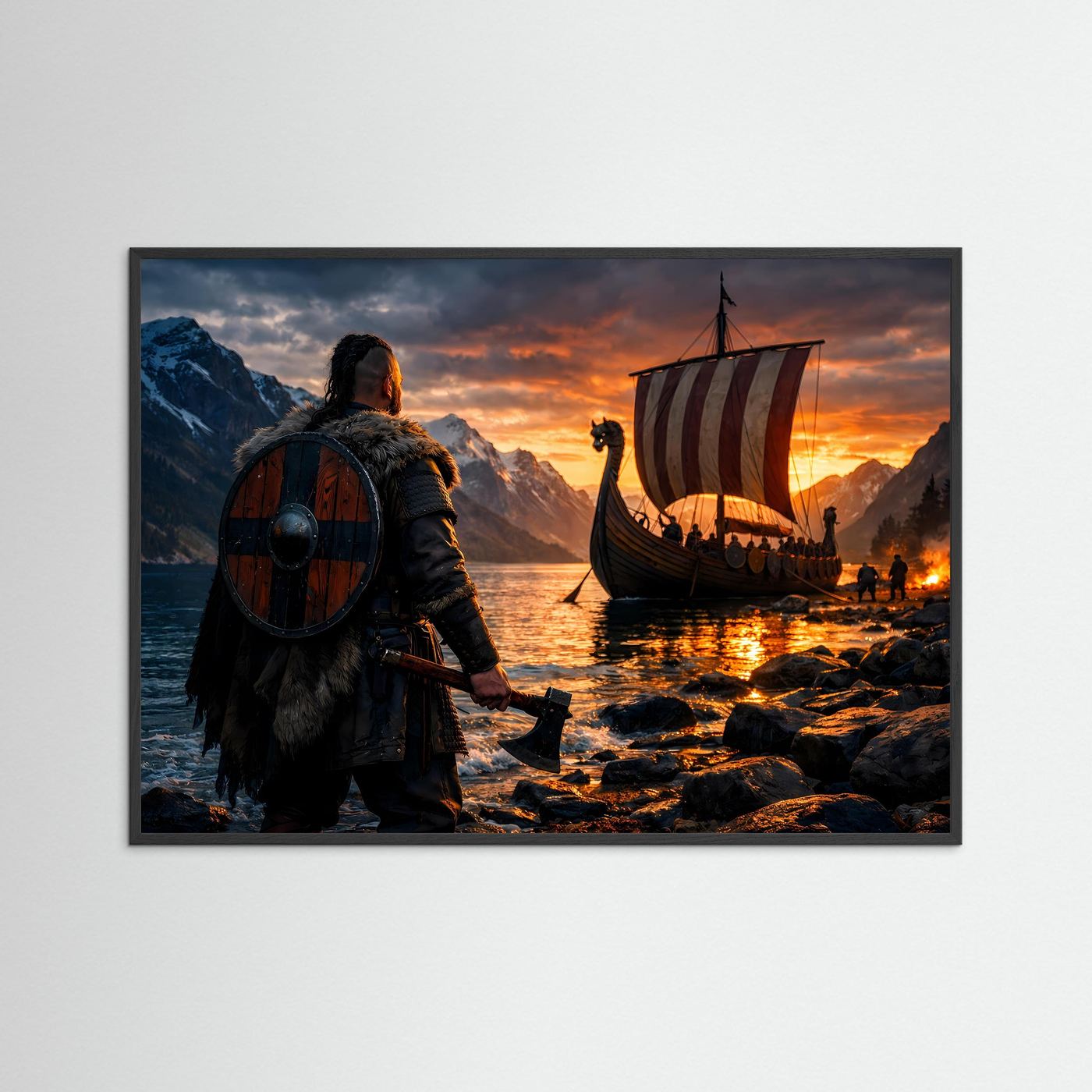 Gerahmter Kunstdruck mit dunkelgrauem Rahmen: Wikinger mit Schild neben Langschiff