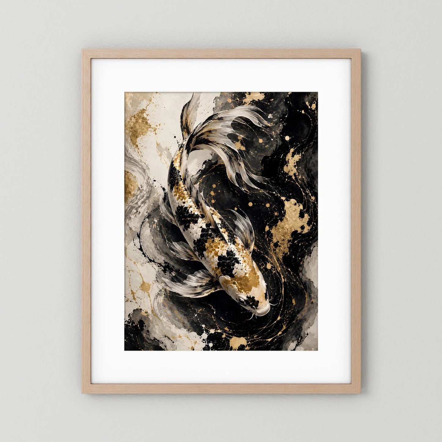 Koi-Wandposter im naturfarbenen Holzrahmen mit weißem Passepartout, Koi in Schwarz, Weiß, Gold
