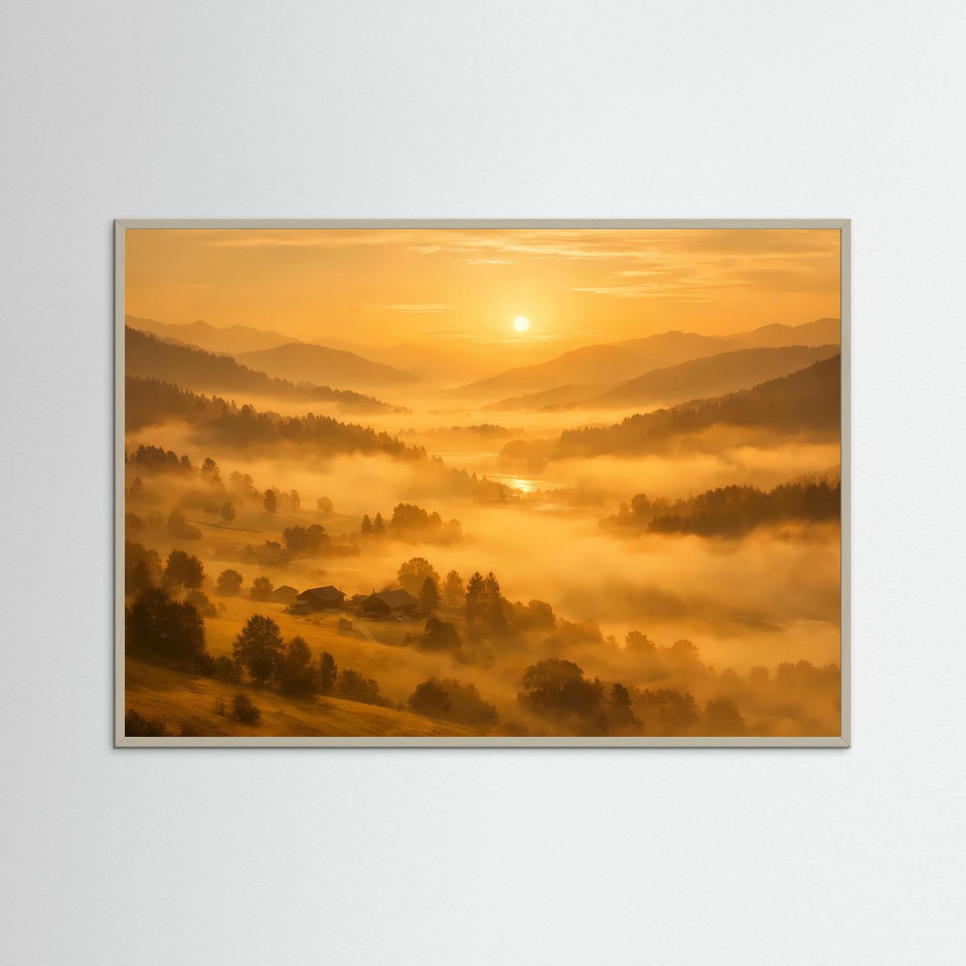 Naturposter im Querformat: goldener Sonnenaufgang über nebeligen Hügeln, hellbrauner Rahmen