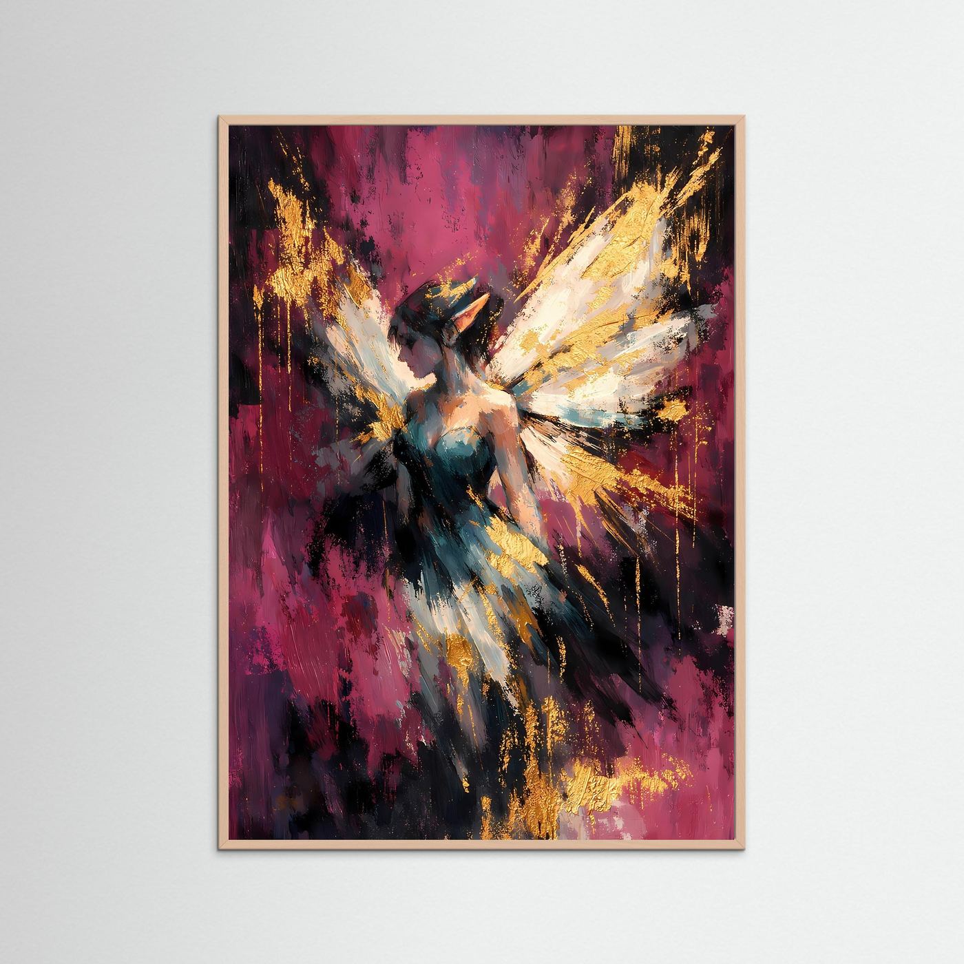 Fantasy-Poster im Hochformat mit Fee in Blaugrün, Flügeln in Gold, im Roséholzbalken-Rahmen