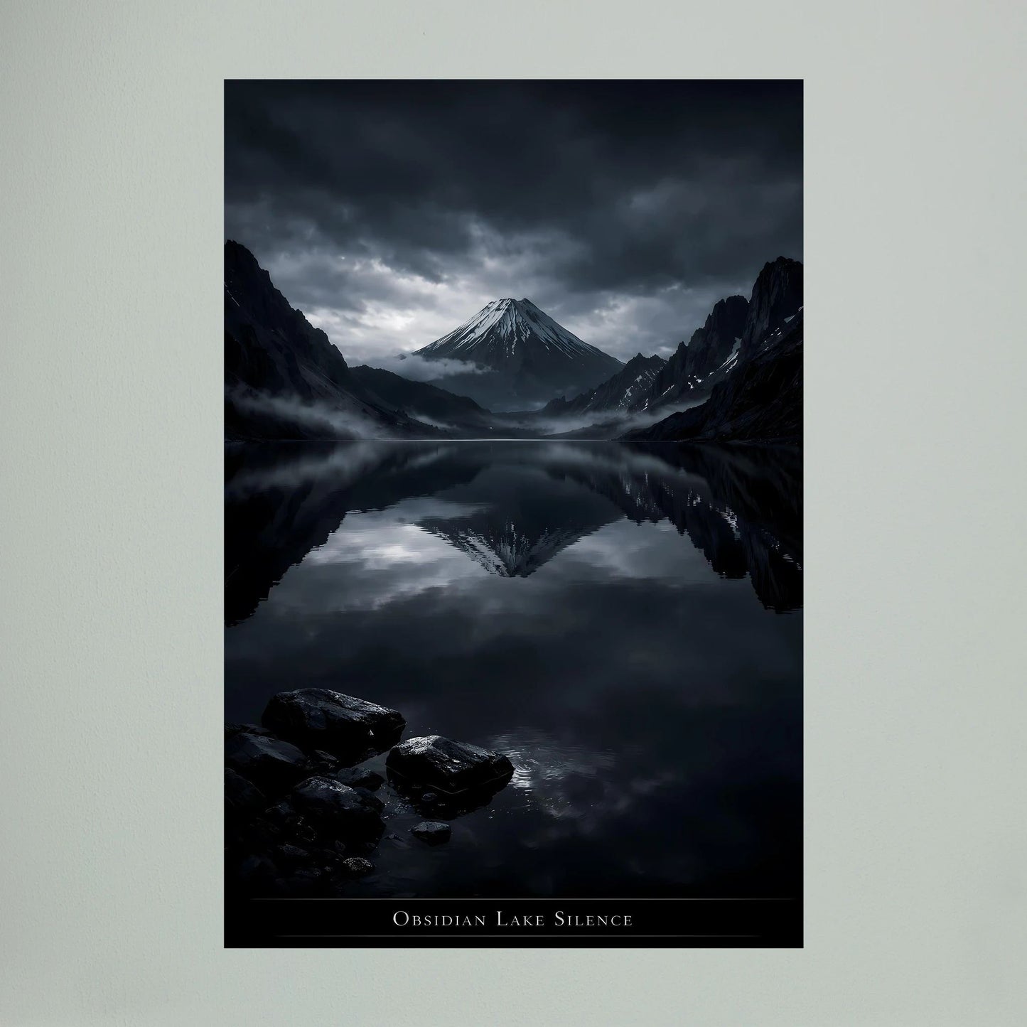 Wandposter frontal: Vulkan und ruhiger Bergsee, klare Spiegelung, dunkle Farbflächen