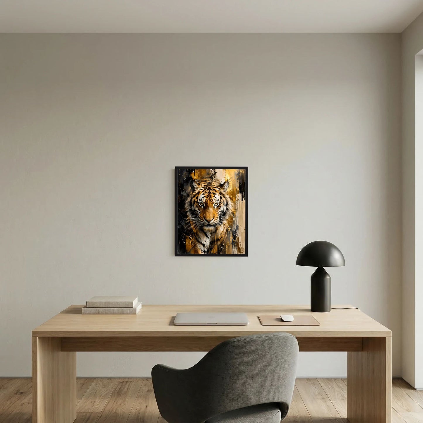 Kunstposter im schwarzen Rahmen, Hochformat: Tigerkopf mit kontrastreichen Goldflächen