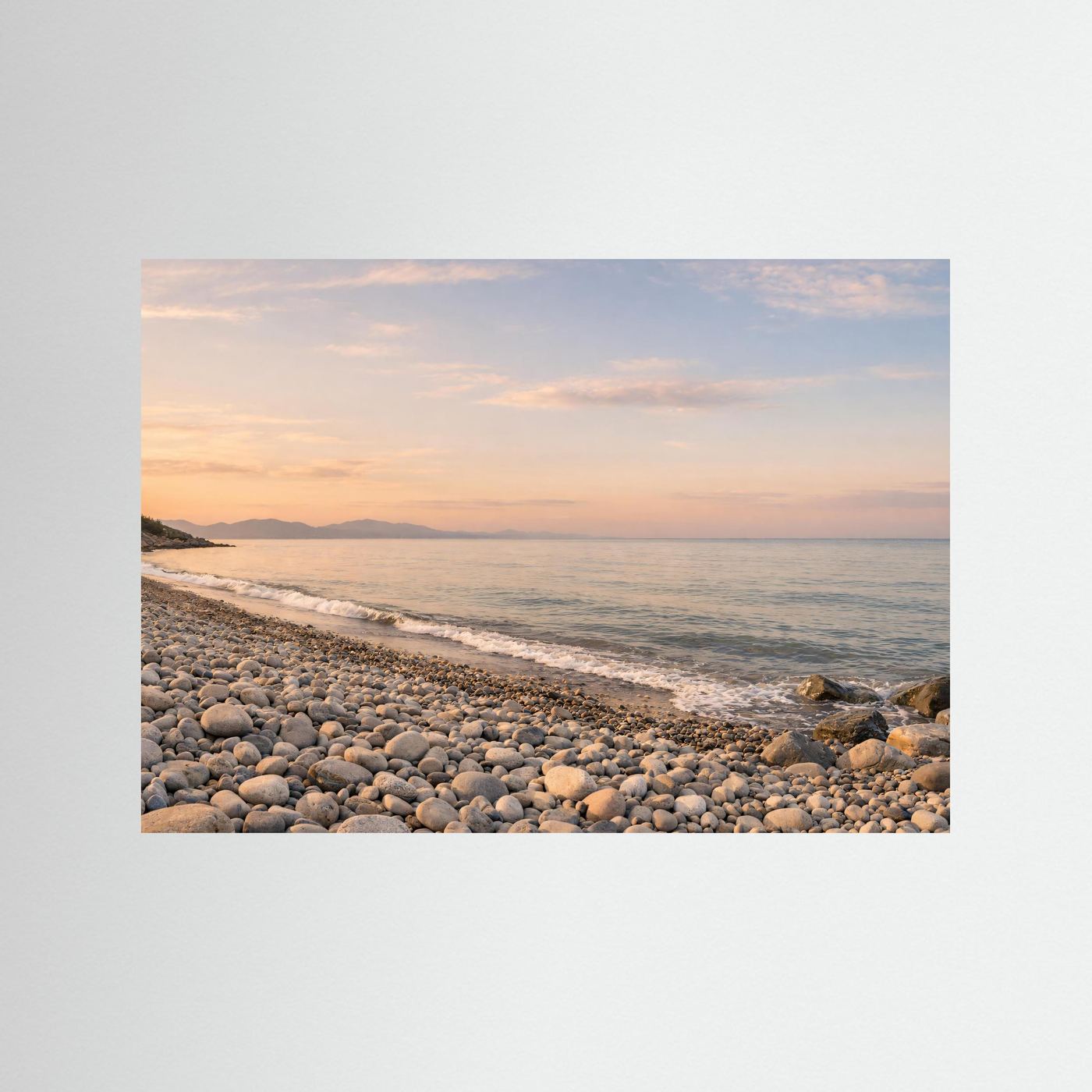 Panorama-Poster mit Steinstrand und Meer bei Dämmerung, Querformat