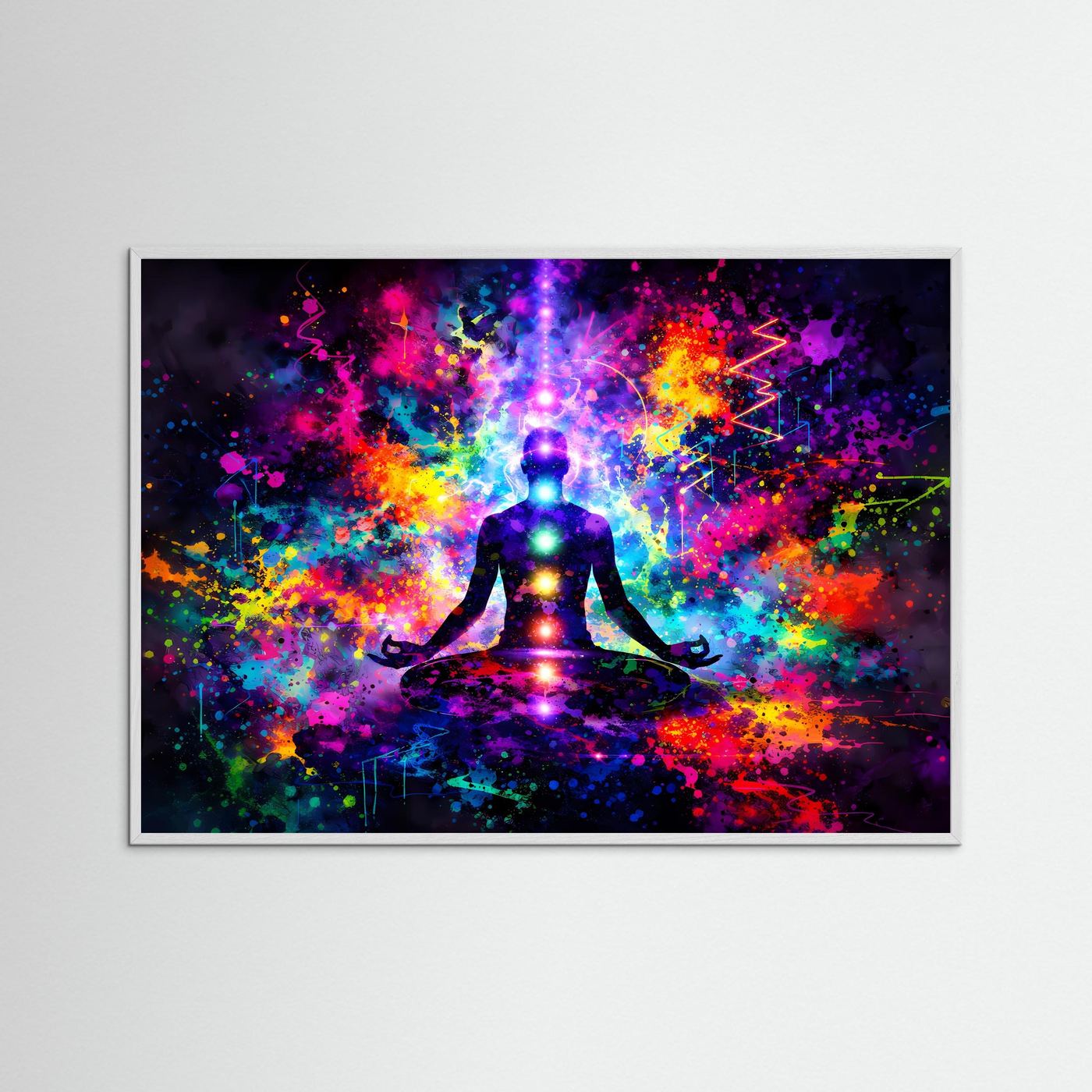 Gerahmtes Kunstposter im Querformat: Meditationsfigur mit farbigen Lichtern und Chakra-Optik