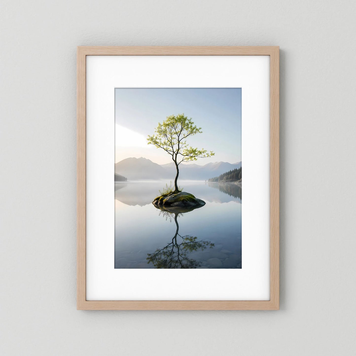 Hochformat-Poster mit hellem Holzrahmen und weißem Rand: Baum auf Felsen im See