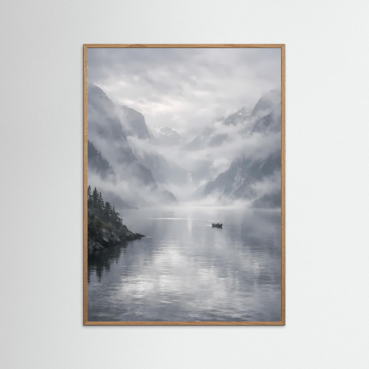 Poster im natur-eichenfarbenen Rahmen: Fjord mit Boot im Morgennebel, gespiegelt im Wasser.