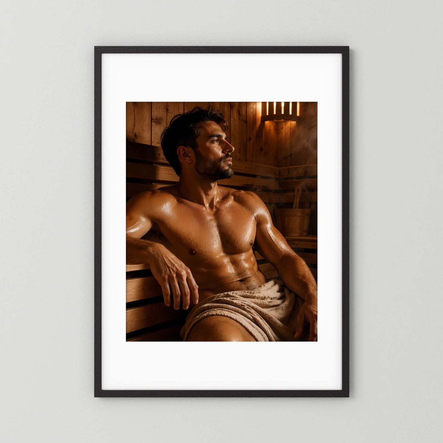 Sauna-Poster mit sitzendem Mann, schwarzer Rahmen mit weißem Passepartout