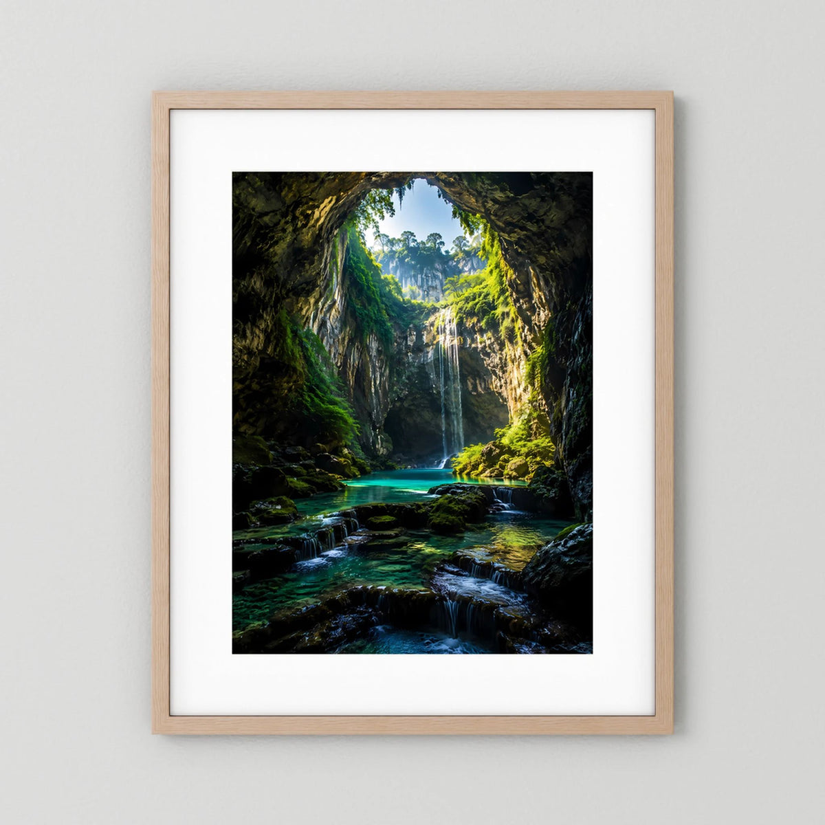 Hochformatiges Kunstposter: Wasserfallhöhle mit türkisfarbenem Fluss, heller Holzrahmen