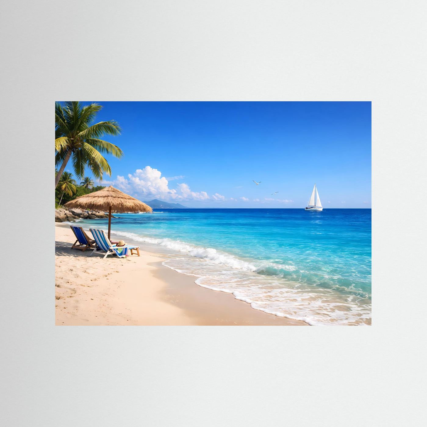 Panorama-Strand-Meer-Poster mit Segelboot, Palmen, Strandliegen und türkisfarbenem Wasser, Querformat.