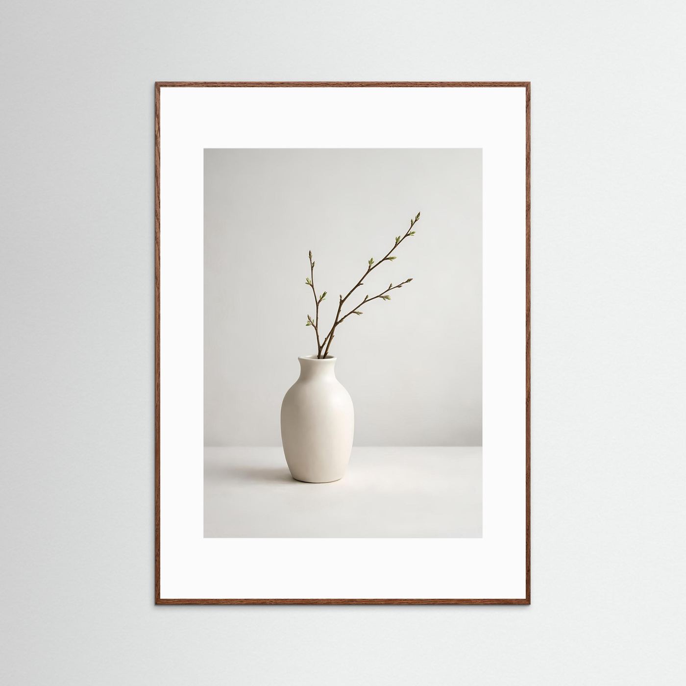 Stillleben-Poster mit cremeweißer Vase und Frühlingszweig, braun gerahmt
