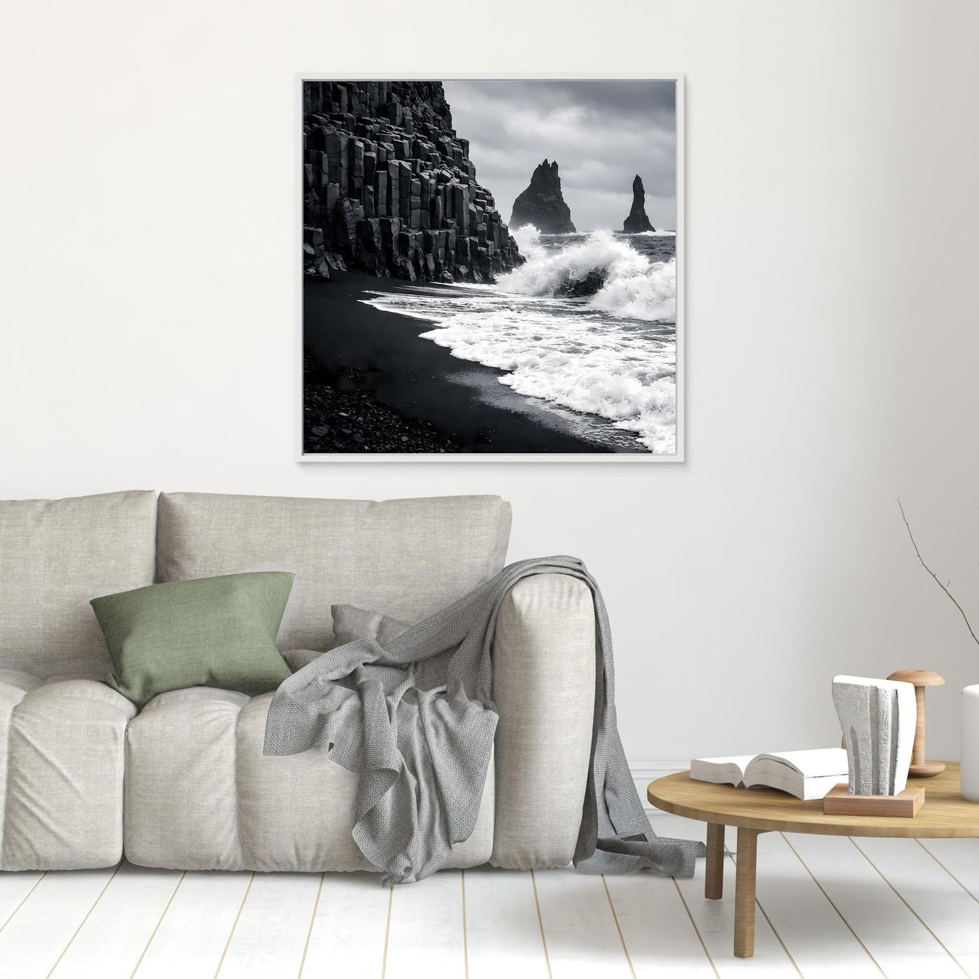 Leinwandbild mit schwarz-weißem Strand und Felsnadeln, weiß gerahmt