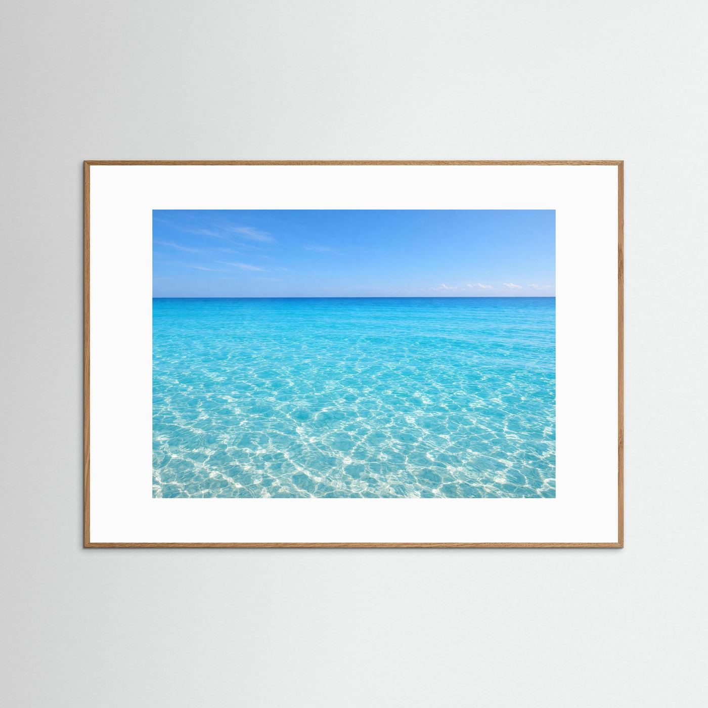 Wandposter mit Meerblick im hellen Holzrahmen und weißem Rand