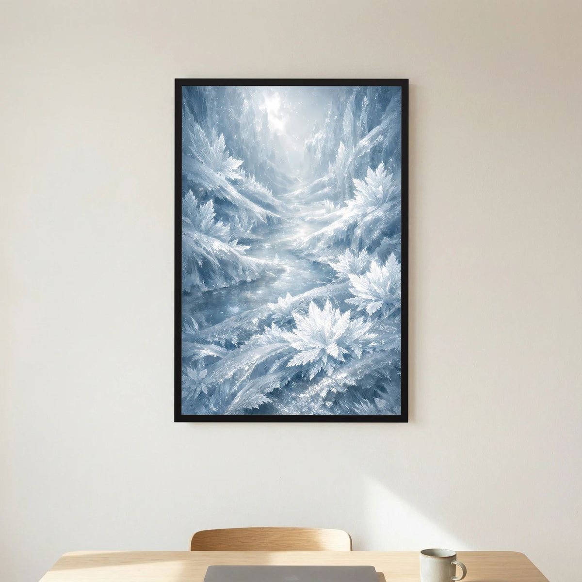 Winterlandschafts-Poster mit eisblauen Eiskristallen und gefrorenem Bach, schwarzer Rahmen